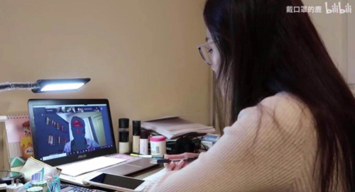 居家上網(wǎng)課。