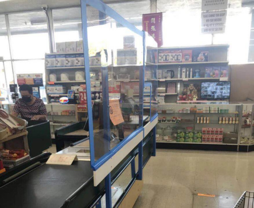超市收銀臺(tái)都有透明的遮板，圖為一家越南超市。