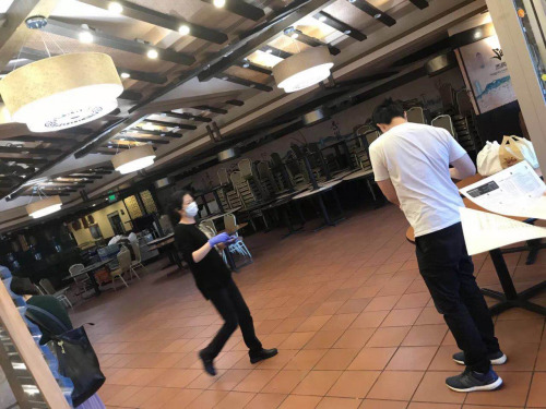 封城期間餐館只能外送，一家中餐館在外送食物。