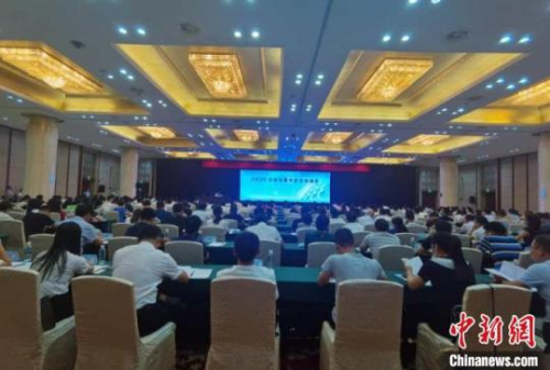 　7月2日，江西省外事綜合服務(wù)管理平臺(tái)上線儀式暨2020年全省外事專管員培訓(xùn)會(huì)議在南昌舉行。　陳章軍　攝