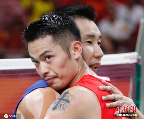 2016年里約奧運(yùn)會(huì)會(huì)羽毛球男單半決賽是奧運(yùn)會(huì)最后一次“林李大戰(zhàn)”，兩位老對手惺惺相惜。圖片來源：ICphoto