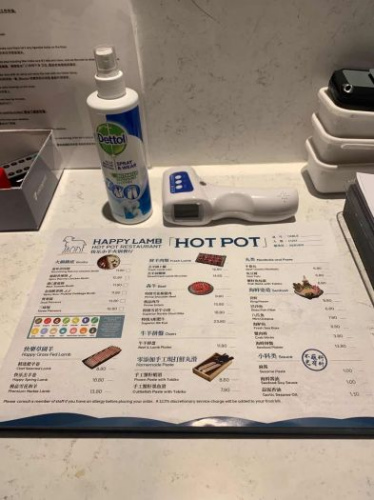 　▲快樂小羊準備的“防疫三寶”：噴灑客人身上的消毒噴霧、體溫檢測儀和一次性菜單。(受訪者提供)