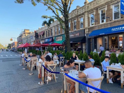 貝賽貝爾大道4日起變身戶外餐廳，成為當(dāng)?shù)匦碌娘L(fēng)景線。(美國《世界日報》記者牟蘭／攝)