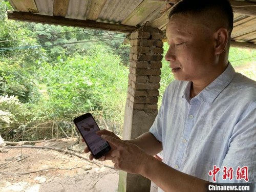 趙九生正在給記者展示今天收到的訂單。李韻涵 攝