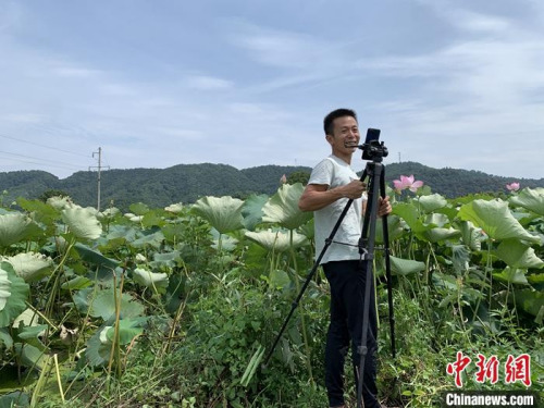 萬亮正在利用手機直播售賣自家農(nóng)產(chǎn)品。李韻涵 攝