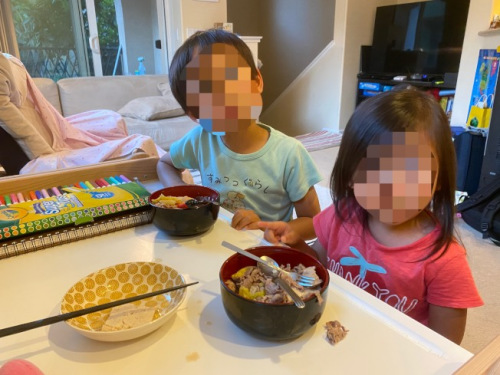 很多家長都在掙扎到底要不要秋季時讓孩子去學校。（美國《世界日報》記者李榮 攝）