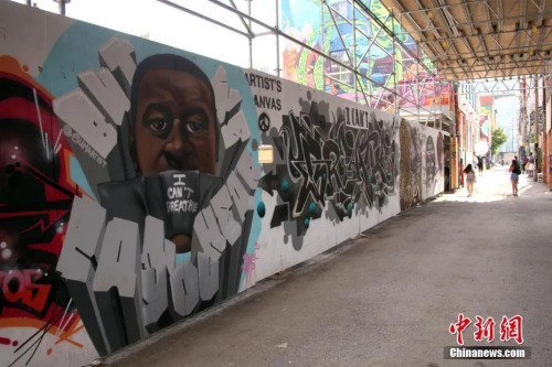 資料圖：當(dāng)?shù)貢r(shí)間7月5日，加拿大多倫多的涂鴉巷，美國(guó)非裔男子喬治·弗洛伊德的肖像壁畫頗為醒目。<a target='_blank' >中新社</a>記者 余瑞冬 攝