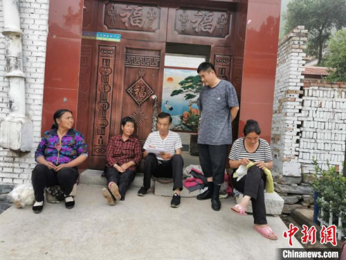 幫扶工作隊入戶核對信息。（受訪者供圖 攝）