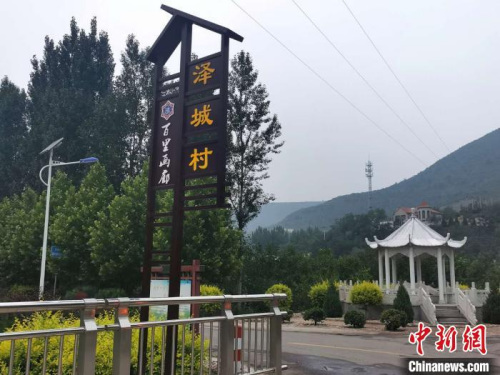 離郭家峪村二十余公里外的澤城村，亦從產業(yè)根本發(fā)力，立體式發(fā)展特色增收產業(yè)。（楊杰英 攝）