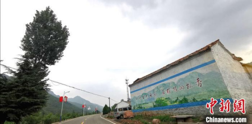 發(fā)展產業(yè)才是穩(wěn)定脫貧的根本出路。（楊杰英 攝）