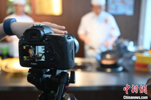 “遼菜”傳統(tǒng)烹飪技藝國(guó)家級(jí)代表性傳承人劉敬賢以直播的形式為網(wǎng)友分享“遼菜”的烹飪技巧?！∮诤Ｑ?攝