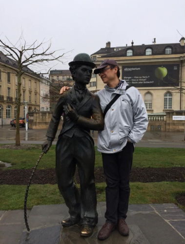 圖為作為導(dǎo)游的雨果在瑞士卓別林故居。