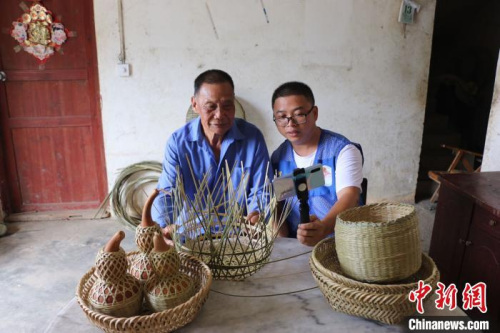 梁福年通過網(wǎng)絡(luò)直播方式幫助蘇國厚銷售竹編助增收?！＄婙Q 攝