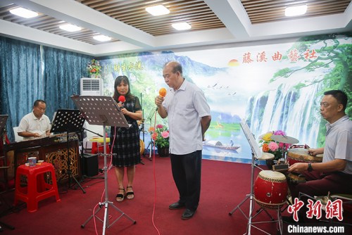 圖為6月13日，老年人在紅基石黨群服務中心內(nèi)表演粵曲。<a target='_blank' >中新社</a>記者 王駿 攝