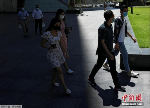 資料圖：新加坡中央商務(wù)區(qū)戴口罩的上班族午休。