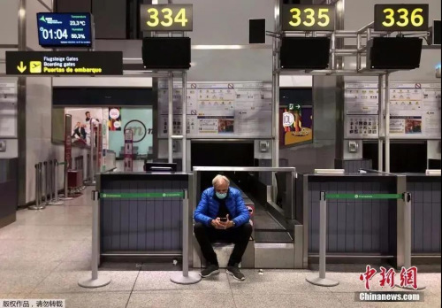 資料圖：機場一名男子戴著口罩等待他的航班起飛。