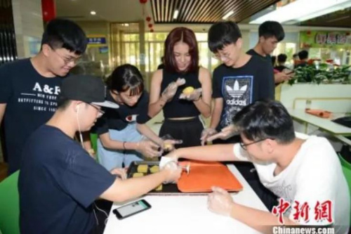 華僑大學(xué)組織境外生制作月餅，歡慶中秋佳節(jié)?！垶榻?攝