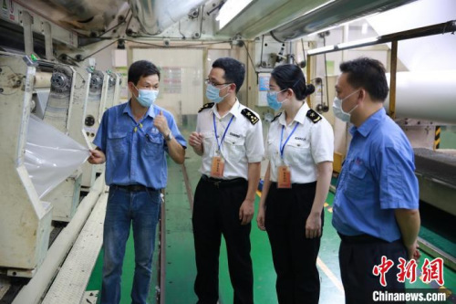 廣州海關(guān)所屬佛山海關(guān)駐順德辦事處關(guān)員到企業(yè)進行產(chǎn)業(yè)調(diào)研幫助企業(yè)解決實際問題 呂小浩 攝