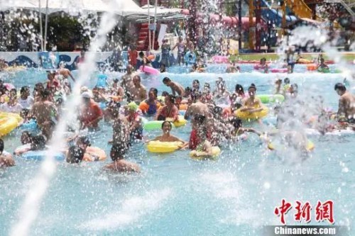 民眾正在水中享受清涼。楊孝永 攝