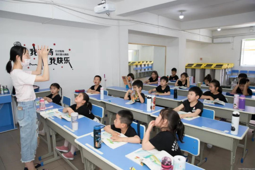 匈牙利華星文化藝術(shù)學(xué)校老師徐潤甜。