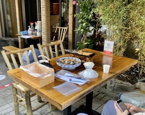 資料圖：戶外用餐讓客人嘗試走出家門(mén)，在相對(duì)安全的情況下體驗(yàn)用餐氛圍。(美國(guó)《世界日?qǐng)?bào)》 劉大琪 攝)