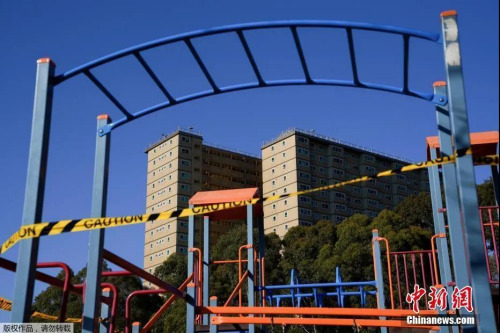 當(dāng)?shù)貢r間7月8日，澳大利亞墨爾本，一座公共住宅樓前的操場被警戒帶封鎖。