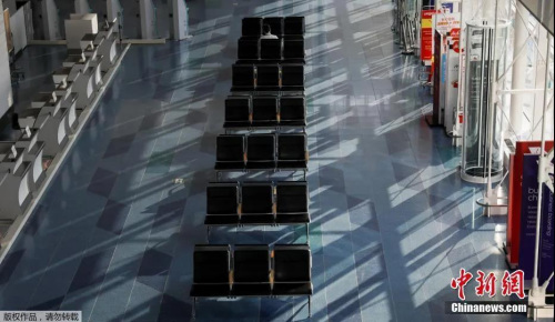 資料圖：日本東京羽田機(jī)場候機(jī)大廳幾乎空無一人。