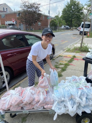 鄭秀鶯在疫情期間為智力發(fā)展遲緩人士提供服務(wù)。(圖片由鄭秀鶯提供)