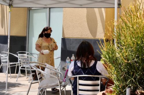 　蒙市海寶潮粵酒家開設(shè)的戶外餐飲區(qū)一隅。(美國《僑報》記者 邱晨攝) 