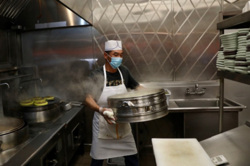 　餐廳后廚溫師傅說，開設(shè)戶外餐飲區(qū)生意好了，能感覺得到。(美國《僑報》記者 邱晨攝) 