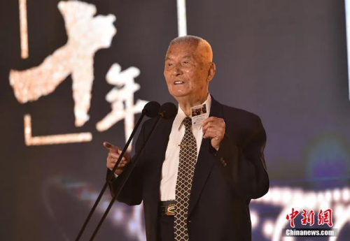 2019年1月4日，由中國(guó)新聞社主辦的“2018‘僑鑫杯’全球華僑華人年度評(píng)選”頒獎(jiǎng)典禮在北京舉行。圖為“‘僑’這40年”征文活動(dòng)一等獎(jiǎng)獲獎(jiǎng)?wù)叽?、第四屆中?guó)僑聯(lián)主席莊炎林發(fā)表獲獎(jiǎng)感言。<a target='_blank'  >中新網(wǎng)</a>記者 翟璐 攝