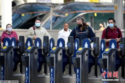 資料圖：當(dāng)?shù)貢r間6月15日，英國倫敦，通勤者戴口罩乘坐公共交通。