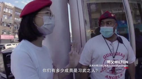 王小綠和“守護(hù)天使”的成員在一起。(視頻截圖自紀(jì)錄片《守護(hù)Chinatown》)