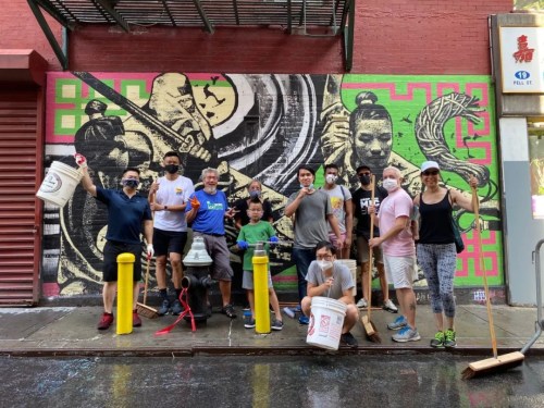 老陳和他團(tuán)隊(duì)的志愿者們清掃完唐人街街道。(受訪者供圖)