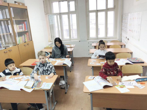 圖為生活在莫斯科的華人孩子在學(xué)習(xí)漢字。（《俄羅斯龍報》 受訪者供圖）