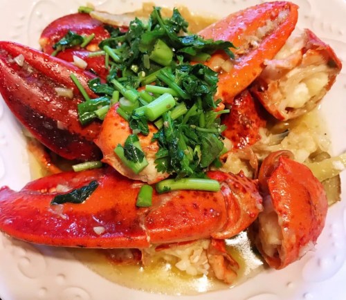 小雨做的蔥姜炒龍蝦。（受訪者供圖）