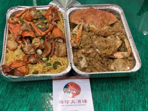 華人海鮮酒樓推出22元的龍蝦伊面和30元的螃蟹油飯。（美國(guó)《世界日?qǐng)?bào)》記者張宏 攝）