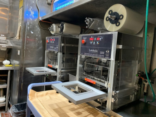 華人海鮮酒樓購(gòu)置兩臺(tái)塑封機(jī)。（美國(guó)《世界日?qǐng)?bào)》記者張宏 攝）