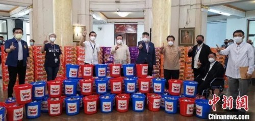 中國駐菲律賓大使黃溪連(左四)與菲律賓馬尼拉市長莫雷諾(右六)，在馬尼拉市政廳共同出席“友誼包”生活援助物資捐贈儀式。中國駐菲使館供圖