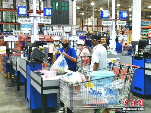 位于馬尼拉BGC新城的大型會員制連鎖超市S&R，收銀員以及持卡進(jìn)入的會員，帶著口罩、面罩謹(jǐn)慎防護(hù)，以社交距離收銀與購物。<a target='_blank' >中新社</a>記者 關(guān)向東 攝
