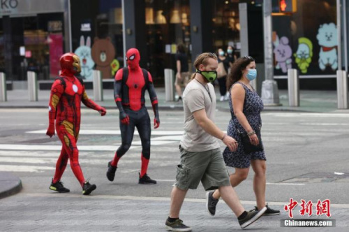 當?shù)貢r間8月9日，美國紐約時代廣場的行人和電影人物表演者。