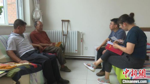 通過易地扶貧搬遷，秦森林住上了新房子，幫扶隊(duì)員每周都會上門去看望他。　張?jiān)?攝