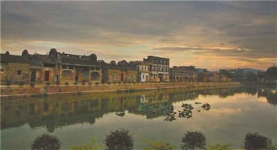 夕陽(yáng)下的港頭村，風(fēng)景宜人。