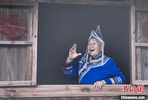 2010年時的藍陳啟在唱山歌。受訪者提供