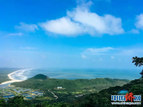 從銅鼓嶺上看月亮灣，就像一條銀白色的緞帶。凌楠 攝