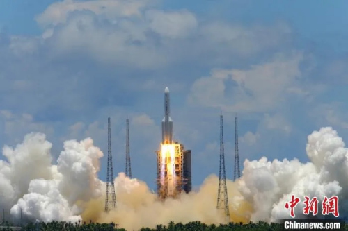  7月23日，中國首次火星探測任務天問一號探測器在文昌航天發(fā)射場升空，開啟火星探測之旅，邁出了中國行星探測第一步。郭文彬 攝