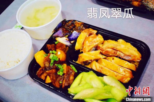 巴塞羅那中餐廳為僑胞們分發(fā)的愛(ài)心中餐。浙江省僑聯(lián)餐促會(huì) 供圖