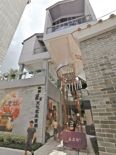 非遺街區(qū)里最大的是“南簫王”郭大強的工作室。