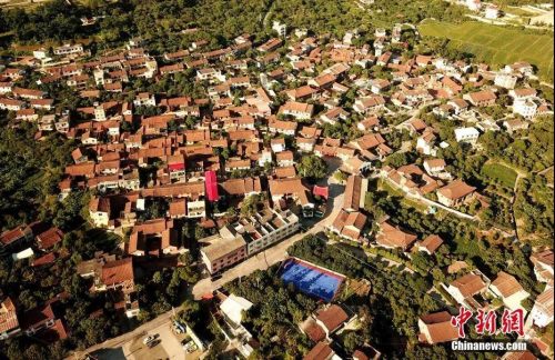 福建著名僑村——莆田后黃村。后黃村素有“南洋風(fēng)情，夢(mèng)里老家”的美譽(yù)。圖為空中俯瞰后黃村。<a target='_blank' >中新社</a>記者 王東明 攝