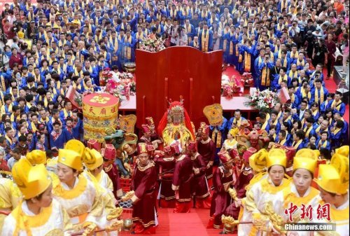 2019年4月27日，“媽祖誕辰1059周年紀(jì)念大會(huì)暨春祭媽祖大典”在福建省莆田市湄洲島舉行，吸引東南亞及臺(tái)灣地區(qū)的上千名媽祖宮廟代表前來共祭媽祖。圖為信眾抬媽祖金身回鑾。<a target='_blank' >中新社</a>記者 呂明 攝